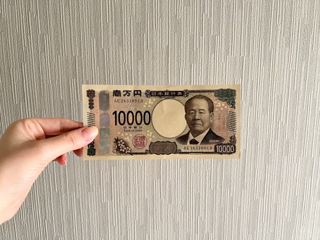 コメントでは毎日1万円もらえる方が良いと考える人が多かった